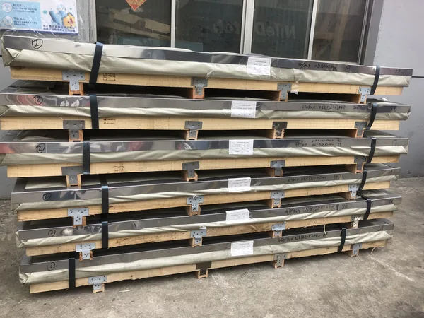 Chapas de acero apiladas con separadores para transporte
